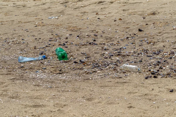 Conceptueel Ramp Milieuprobleem Plastic Prullenbak Gemorst Vuilnis Het Strand Van — Stockfoto