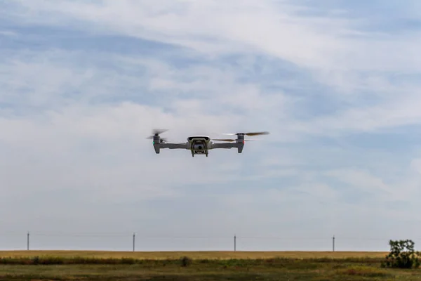 Drone Filmagem Profissional Voa Uma Baixa Altitude Contra Céu Azul — Fotografia de Stock
