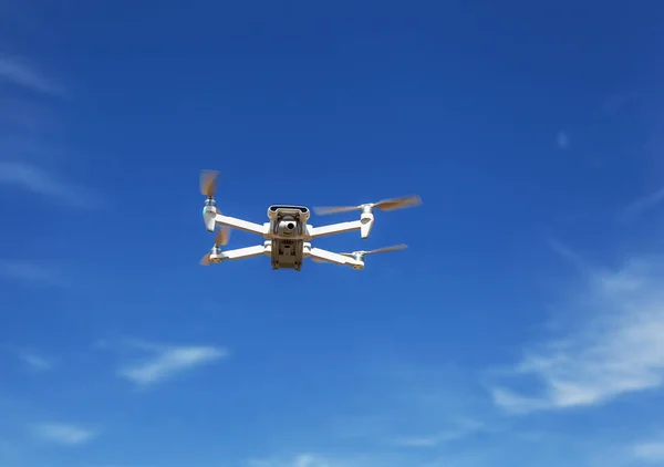 Drone Filmant Professionnel Vole Dans Les Airs Basse Altitude Contre — Photo