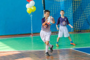Odessa, Ukrayna-Mayıs 18, 2019: küçük çocuklar salonda şampiyonluk Final Oyunları sırasında Rugby oynar. Çocuk sporu. Çocuklar Rugby 5 oynar. Rugby çocuklar zafer için mücadele