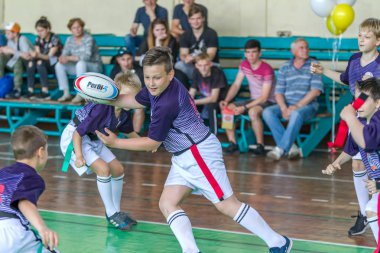 Odessa, Ukrayna-Mayıs 18, 2019: küçük çocuklar salonda şampiyonluk Final Oyunları sırasında Rugby oynar. Çocuk sporu. Çocuklar Rugby 5 oynar. Rugby çocuklar zafer için mücadele