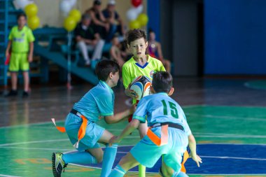 Odessa, Ukrayna-Mayıs 18, 2019: küçük çocuklar salonda şampiyonluk Final Oyunları sırasında Rugby oynar. Çocuk sporu. Çocuklar Rugby 5 oynar. Rugby çocuklar zafer için mücadele