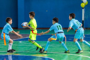 Odessa, Ukrayna-Mayıs 18, 2019: küçük çocuklar salonda şampiyonluk Final Oyunları sırasında Rugby oynar. Çocuk sporu. Çocuklar Rugby 5 oynar. Rugby çocuklar zafer için mücadele