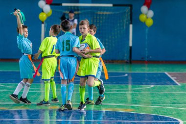 Odessa, Ukrayna-Mayıs 18, 2019: küçük çocuklar salonda şampiyonluk Final Oyunları sırasında Rugby oynar. Çocuk sporu. Çocuklar Rugby 5 oynar. Rugby çocuklar zafer için mücadele