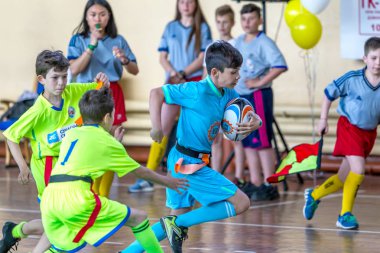 Odessa, Ukrayna-Mayıs 18, 2019: küçük çocuklar salonda şampiyonluk Final Oyunları sırasında Rugby oynar. Çocuk sporu. Çocuklar Rugby 5 oynar. Rugby çocuklar zafer için mücadele