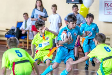Odessa, Ukrayna-Mayıs 18, 2019: küçük çocuklar salonda şampiyonluk Final Oyunları sırasında Rugby oynar. Çocuk sporu. Çocuklar Rugby 5 oynar. Rugby çocuklar zafer için mücadele