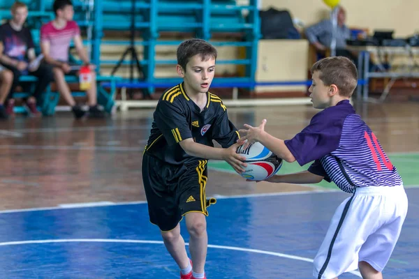オデッサ ウクライナ 2019 ホールでのチャンピオンシップの決勝戦の間 幼い子供たちはラグビーをします 子供のスポーツ 子供たちはラグビー5を再生します ラグビーで子供たちの勝利のために戦う — ストック写真