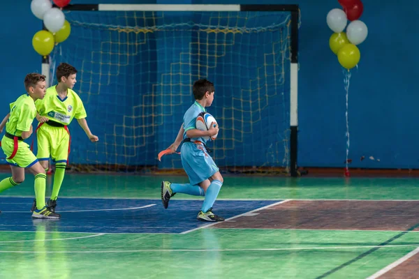 オデッサ ウクライナ 2019 ホールでのチャンピオンシップの決勝戦の間 幼い子供たちはラグビーをします 子供のスポーツ 子供たちはラグビー5を再生します ラグビーで子供たちの勝利のために戦う — ストック写真