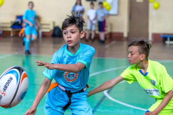 乌克兰奥德萨 2019年5月18日 幼儿在大厅举行的总冠军最后一场比赛中打橄榄球 儿童运动 孩子们玩橄榄球5 为橄榄球比赛中的孩子们的胜利而战 — 图库照片