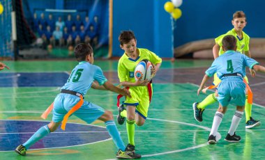 Odessa, Ukrayna-Mayıs 18, 2019: küçük çocuklar salonda şampiyonluk Final Oyunları sırasında Rugby oynar. Çocuk sporu. Çocuklar Rugby 5 oynar. Rugby çocuklar zafer için mücadele