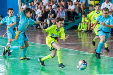 Odessa, Ukrayna-Mayıs 18, 2019: küçük çocuklar salonda şampiyonluk Final Oyunları sırasında Rugby oynar. Çocuk sporu. Çocuklar Rugby 5 oynar. Rugby çocuklar zafer için mücadele