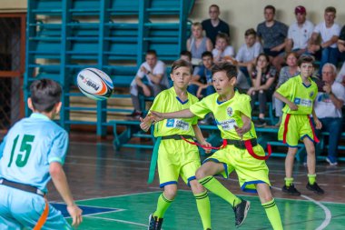 Odessa, Ukrayna-Mayıs 18, 2019: küçük çocuklar salonda şampiyonluk Final Oyunları sırasında Rugby oynar. Çocuk sporu. Çocuklar Rugby 5 oynar. Rugby çocuklar zafer için mücadele
