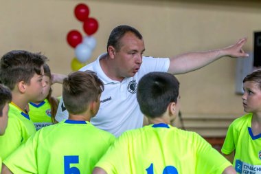 Odessa, Ukrayna-Mayıs 18, 2019: küçük çocuklar salonda şampiyonluk Final Oyunları sırasında Rugby oynar. Çocuk sporu. Çocuklar Rugby 5 oynar. Rugby çocuklar zafer için mücadele