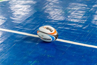 Odessa, Ukrayna-Mayıs 18, 2019: küçük çocuklar salonda şampiyonluk Final Oyunları sırasında Rugby oynar. Çocuk sporu. Çocuklar Rugby 5 oynar. Rugby çocuklar zafer için mücadele