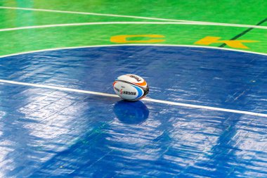 Odessa, Ukrayna-Mayıs 18, 2019: küçük çocuklar salonda şampiyonluk Final Oyunları sırasında Rugby oynar. Çocuk sporu. Çocuklar Rugby 5 oynar. Rugby çocuklar zafer için mücadele