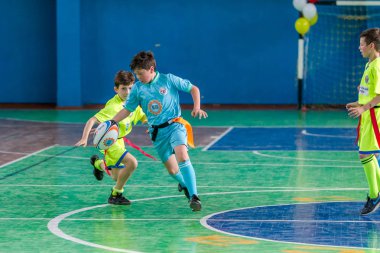Odessa, Ukrayna-Mayıs 18, 2019: küçük çocuklar salonda şampiyonluk Final Oyunları sırasında Rugby oynar. Çocuk sporu. Çocuklar Rugby 5 oynar. Rugby çocuklar zafer için mücadele