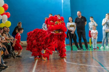 Odessa, Ukrayna, 19 Mayıs 2019: Aslan Dans Festivali. Ejderha geleneksel dans, çocuklar arasında rugby rekabet destekleyen takımın performansı sırasında spor salonunda aslan