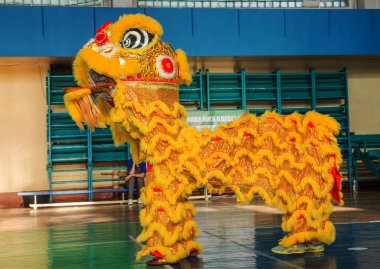 Odessa, Ukrayna, 19 Mayıs 2019: Aslan Dans Festivali. Ejderha geleneksel dans, çocuklar arasında rugby rekabet destekleyen takımın performansı sırasında spor salonunda aslan