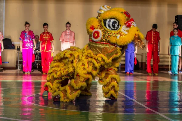 乌克兰奥德萨 2019年5月19日 舞狮节 传统的舞龙 狮子在健身房表演时支持儿童橄榄球比赛 — 图库照片