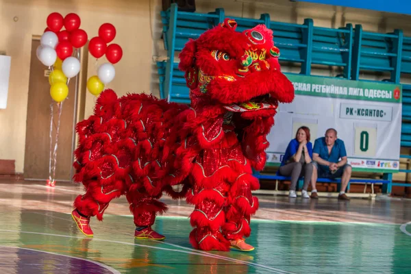 乌克兰奥德萨 2019年5月19日 舞狮节 传统的舞龙 狮子在健身房表演时支持儿童橄榄球比赛 — 图库照片