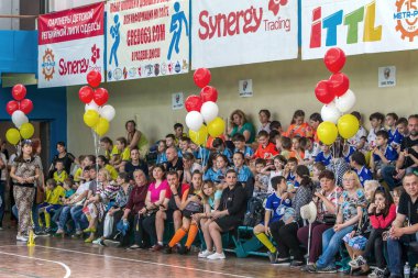 Odessa, Ukrayna - 18 Mayıs 2019. Seyirciler, spor salonu nun tribünlerinde taraftarlar, çocuk rugby şampiyonası 5 ekibi tarafından duygusal olarak destekleniyor. Ebeveynler ve çocuklar rugby turnuvasının tadını çıkarırken eğleniyorlar