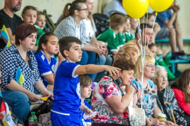 Odessa, Ukrayna - 18 Mayıs 2019. Seyirciler, spor salonu nun tribünlerinde taraftarlar, çocuk rugby şampiyonası 5 ekibi tarafından duygusal olarak destekleniyor. Ebeveynler ve çocuklar rugby turnuvasının tadını çıkarırken eğleniyorlar