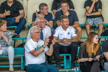 Odessa, Ukrayna - 18 Mayıs 2019. Seyirciler, spor salonu nun tribünlerinde taraftarlar, çocuk rugby şampiyonası 5 ekibi tarafından duygusal olarak destekleniyor. Ebeveynler ve çocuklar rugby turnuvasının tadını çıkarırken eğleniyorlar