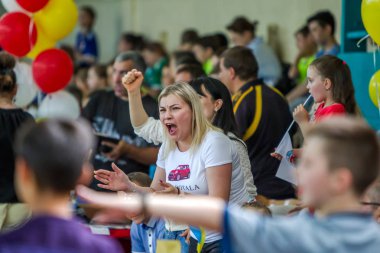 Odessa, Ukrayna - 18 Mayıs 2019. Seyirciler, spor salonu nun tribünlerinde taraftarlar, çocuk rugby şampiyonası 5 ekibi tarafından duygusal olarak destekleniyor. Ebeveynler ve çocuklar rugby turnuvasının tadını çıkarırken eğleniyorlar