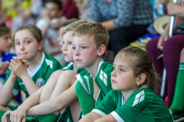 Odessa, Ukrayna - 18 Mayıs 2019. Seyirciler, spor salonu nun tribünlerinde taraftarlar, çocuk rugby şampiyonası 5 ekibi tarafından duygusal olarak destekleniyor. Ebeveynler ve çocuklar rugby turnuvasının tadını çıkarırken eğleniyorlar