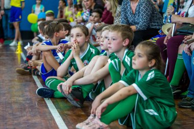 Odessa, Ukrayna - 18 Mayıs 2019. Seyirciler, spor salonu nun tribünlerinde taraftarlar, çocuk rugby şampiyonası 5 ekibi tarafından duygusal olarak destekleniyor. Ebeveynler ve çocuklar rugby turnuvasının tadını çıkarırken eğleniyorlar