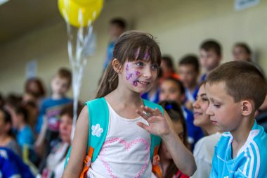 Odessa, Ukrayna - 18 Mayıs 2019. Seyirciler, spor salonu nun tribünlerinde taraftarlar, çocuk rugby şampiyonası 5 ekibi tarafından duygusal olarak destekleniyor. Ebeveynler ve çocuklar rugby turnuvasının tadını çıkarırken eğleniyorlar