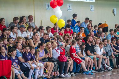 Odessa, Ukrayna - 18 Mayıs 2019. Seyirciler, spor salonu nun tribünlerinde taraftarlar, çocuk rugby şampiyonası 5 ekibi tarafından duygusal olarak destekleniyor. Ebeveynler ve çocuklar rugby turnuvasının tadını çıkarırken eğleniyorlar