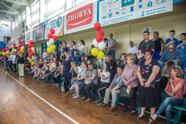 Odessa, Ukrayna - 18 Mayıs 2019. Seyirciler, spor salonu nun tribünlerinde taraftarlar, çocuk rugby şampiyonası 5 ekibi tarafından duygusal olarak destekleniyor. Ebeveynler ve çocuklar rugby turnuvasının tadını çıkarırken eğleniyorlar