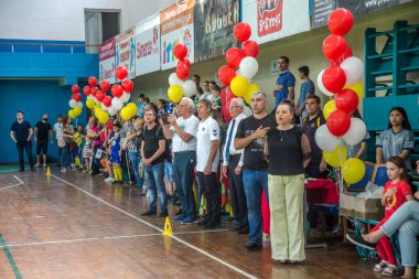 Odessa, Ukrayna - 18 Mayıs 2019. Seyirciler, spor salonu nun tribünlerinde taraftarlar, çocuk rugby şampiyonası 5 ekibi tarafından duygusal olarak destekleniyor. Ebeveynler ve çocuklar rugby turnuvasının tadını çıkarırken eğleniyorlar