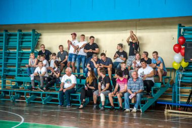 Odessa, Ukrayna - 18 Mayıs 2019. Seyirciler, spor salonu nun tribünlerinde taraftarlar, çocuk rugby şampiyonası 5 ekibi tarafından duygusal olarak destekleniyor. Ebeveynler ve çocuklar rugby turnuvasının tadını çıkarırken eğleniyorlar