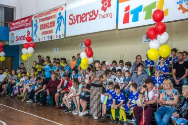 Odessa, Ukrayna - 18 Mayıs 2019. Seyirciler, spor salonu nun tribünlerinde taraftarlar, çocuk rugby şampiyonası 5 ekibi tarafından duygusal olarak destekleniyor. Ebeveynler ve çocuklar rugby turnuvasının tadını çıkarırken eğleniyorlar