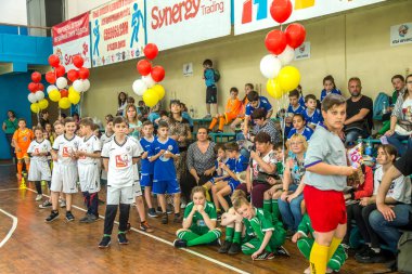 Odessa, Ukrayna - 18 Mayıs 2019. Seyirciler, spor salonu nun tribünlerinde taraftarlar, çocuk rugby şampiyonası 5 ekibi tarafından duygusal olarak destekleniyor. Ebeveynler ve çocuklar rugby turnuvasının tadını çıkarırken eğleniyorlar