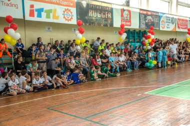 Odessa, Ukrayna - 18 Mayıs 2019. Seyirciler, spor salonu nun tribünlerinde taraftarlar, çocuk rugby şampiyonası 5 ekibi tarafından duygusal olarak destekleniyor. Ebeveynler ve çocuklar rugby turnuvasının tadını çıkarırken eğleniyorlar