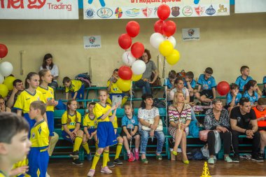 Odessa, Ukrayna - 18 Mayıs 2019. Seyirciler, spor salonu nun tribünlerinde taraftarlar, çocuk rugby şampiyonası 5 ekibi tarafından duygusal olarak destekleniyor. Ebeveynler ve çocuklar rugby turnuvasının tadını çıkarırken eğleniyorlar