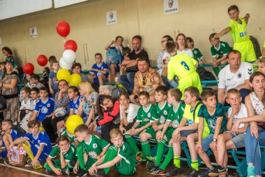 Odessa, Ukrayna - 18 Mayıs 2019. Seyirciler, spor salonu nun tribünlerinde taraftarlar, çocuk rugby şampiyonası 5 ekibi tarafından duygusal olarak destekleniyor. Ebeveynler ve çocuklar rugby turnuvasının tadını çıkarırken eğleniyorlar