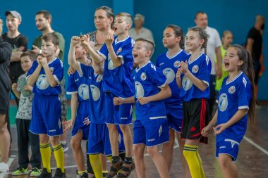 Odessa, Ukrayna - May18, 2019: Küçük çocuklar salonda final şampiyonluk oyunları sırasında rugby oynarlar. Çocuk sporu. Çocuklar rugby 5 oynar. Zafer ve yenilgiye duygusal tepki. Final kazanan takımlar