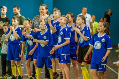 Odessa, Ukrayna - May18, 2019: Küçük çocuklar salonda final şampiyonluk oyunları sırasında rugby oynarlar. Çocuk sporu. Çocuklar rugby 5 oynar. Zafer ve yenilgiye duygusal tepki. Final kazanan takımlar