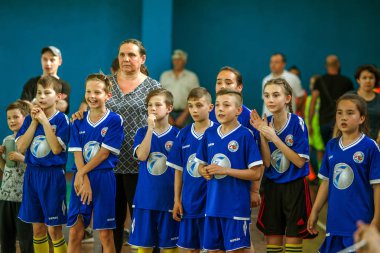 Odessa, Ukrayna-Mayıs 18, 2019: küçük çocuklar salonda şampiyonluk Final Oyunları sırasında Rugby oynar. Çocuk sporu. Çocuklar Rugby 5 oynar. Rugby çocuklar zafer için mücadele