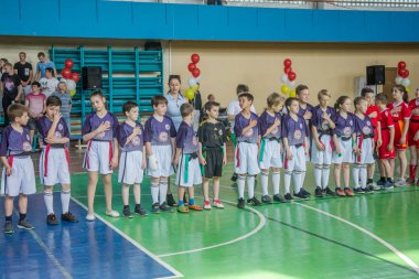 Odessa, Ukrayna - 18 Mayıs 2019: Küçük çocuklar salonda final şampiyonluk oyunları sırasında rugby oynarlar. Çocuk sporu. Çocuklar rugby 5 oynar. Rugby'de çocukların zaferi için savaş. Takımlar finalleri kazandı