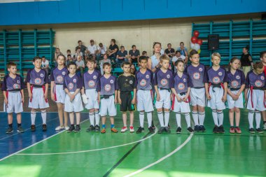 Odessa, Ukrayna - 18 Mayıs 2019: Küçük çocuklar salonda final şampiyonluk oyunları sırasında rugby oynarlar. Çocuk sporu. Çocuklar rugby 5 oynar. Rugby'de çocukların zaferi için savaş. Takımlar finalleri kazandı