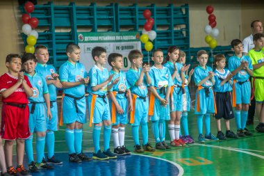 Odessa, Ukrayna - 18 Mayıs 2019: Küçük çocuklar salonda final şampiyonluk oyunları sırasında rugby oynarlar. Çocuk sporu. Çocuklar rugby 5 oynar. Rugby'de çocukların zaferi için savaş. Takımlar finalleri kazandı