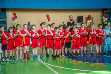 Odessa, Ukrayna - 18 Mayıs 2019: Küçük çocuklar salonda final şampiyonluk oyunları sırasında rugby oynarlar. Çocuk sporu. Çocuklar rugby 5 oynar. Rugby'de çocukların zaferi için savaş. Takımlar finalleri kazandı