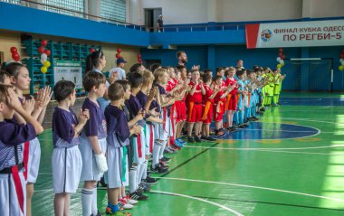 Odessa, Ukrayna - 18 Mayıs 2019: Küçük çocuklar salonda final şampiyonluk oyunları sırasında rugby oynarlar. Çocuk sporu. Çocuklar rugby 5 oynar. Rugby'de çocukların zaferi için savaş. Takımlar finalleri kazandı