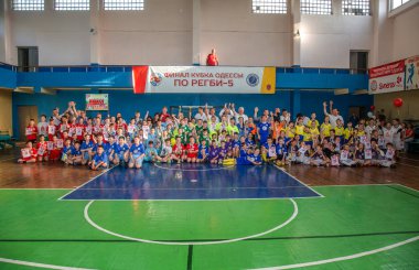 Odessa, Ukrayna - 18 Mayıs 2019: Küçük çocuklar salonda final şampiyonluk oyunları sırasında rugby oynarlar. Çocuk sporu. Çocuklar rugby 5 oynar. Rugby'de çocukların zaferi için savaş. Takımlar finalleri kazandı