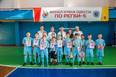 Odessa, Ukrayna - 18 Mayıs 2019: Küçük çocuklar salonda final şampiyonluk oyunları sırasında rugby oynarlar. Çocuk sporu. Çocuklar rugby 5 oynar. Rugby'de çocukların zaferi için savaş. Takımlar finalleri kazandı